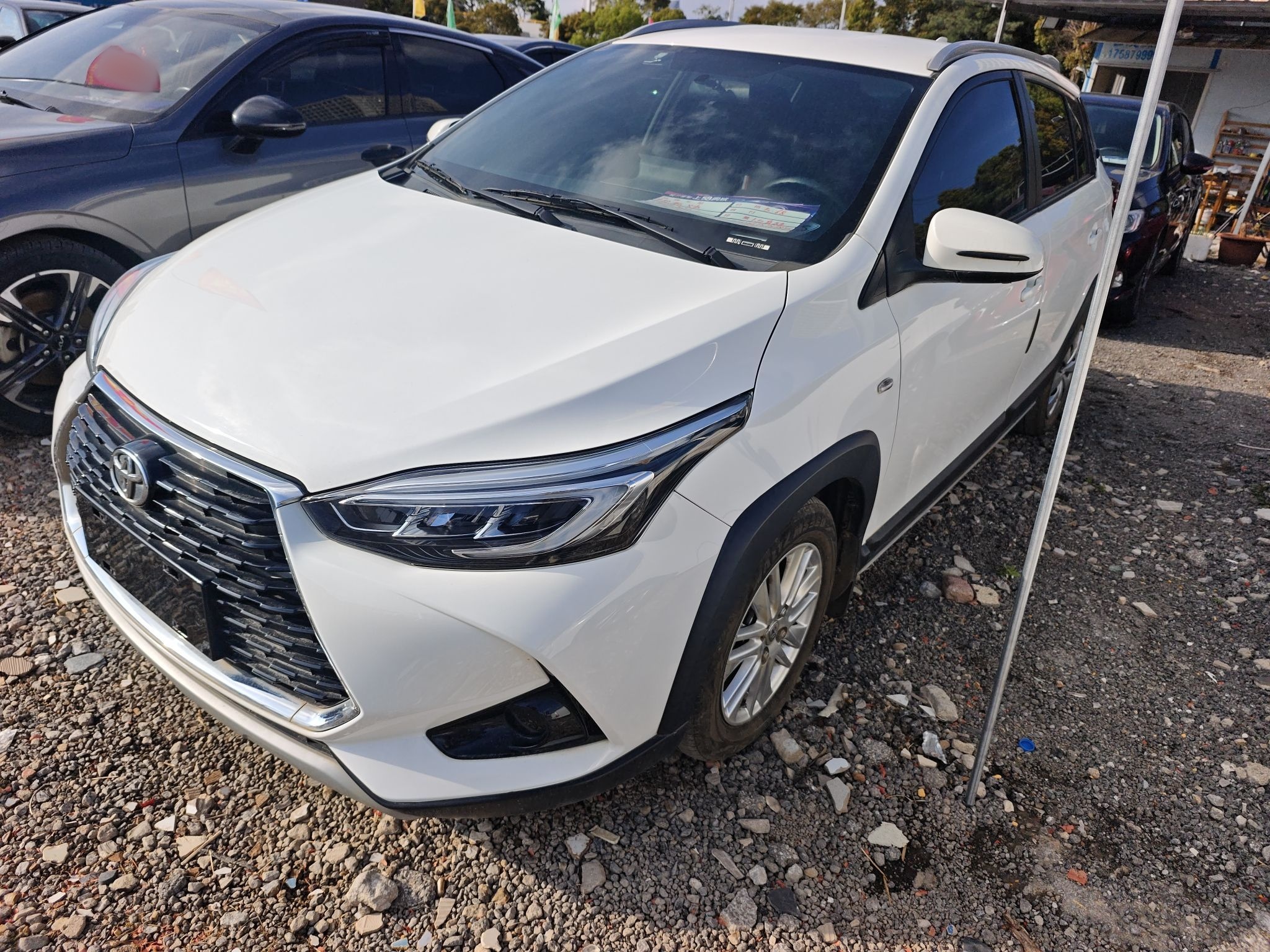 تحت مقدمة السيارة