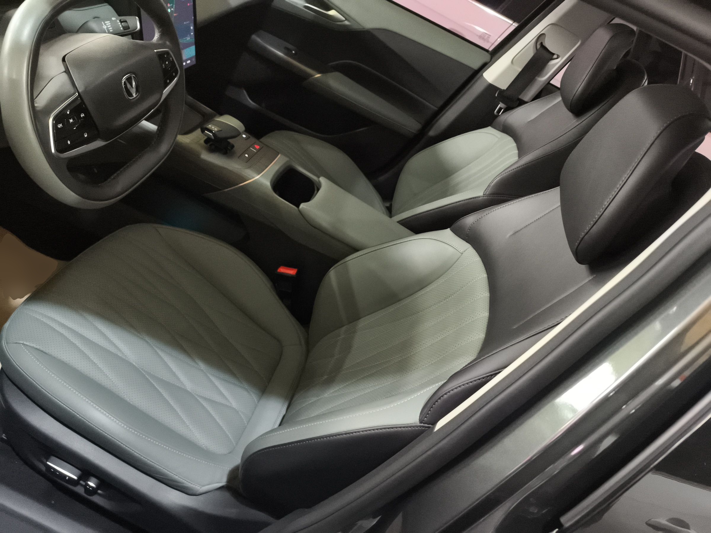 Переднее сиденье в автомобиле