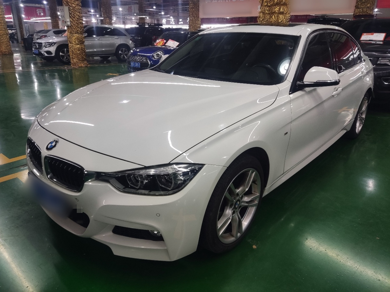 Под передней частью автомобиля