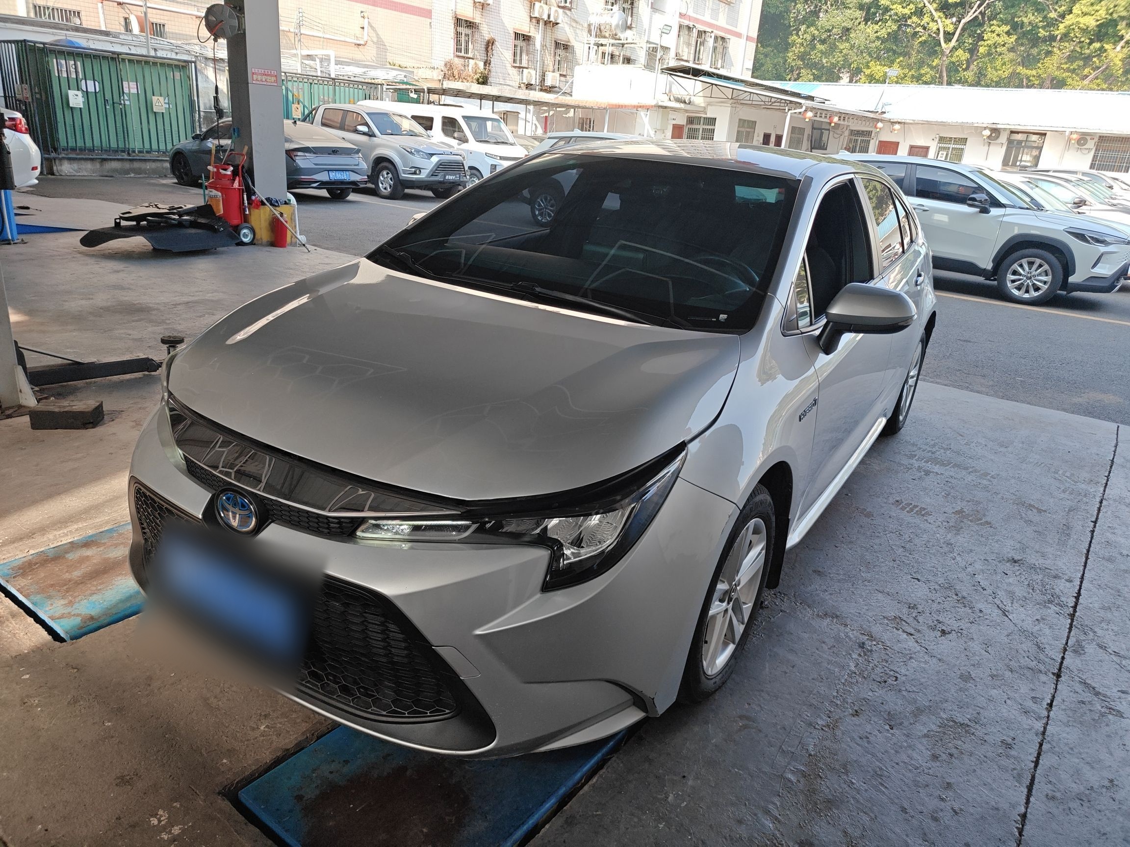 Под передней частью автомобиля