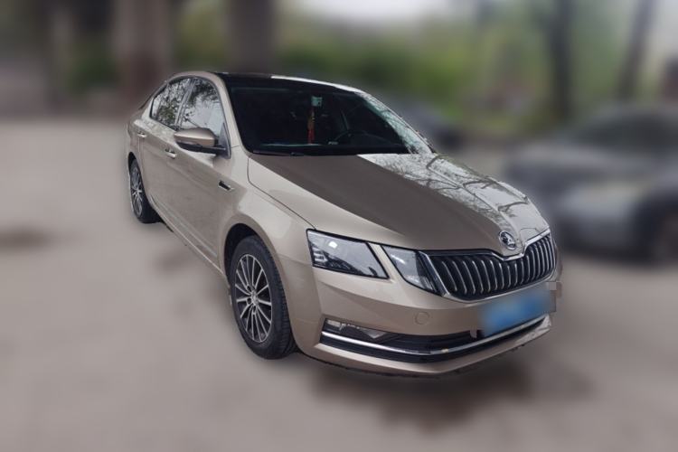 Used Skoda Octavia 2019 1.5L Automatic Luxury Edition Front Right 45 Deg