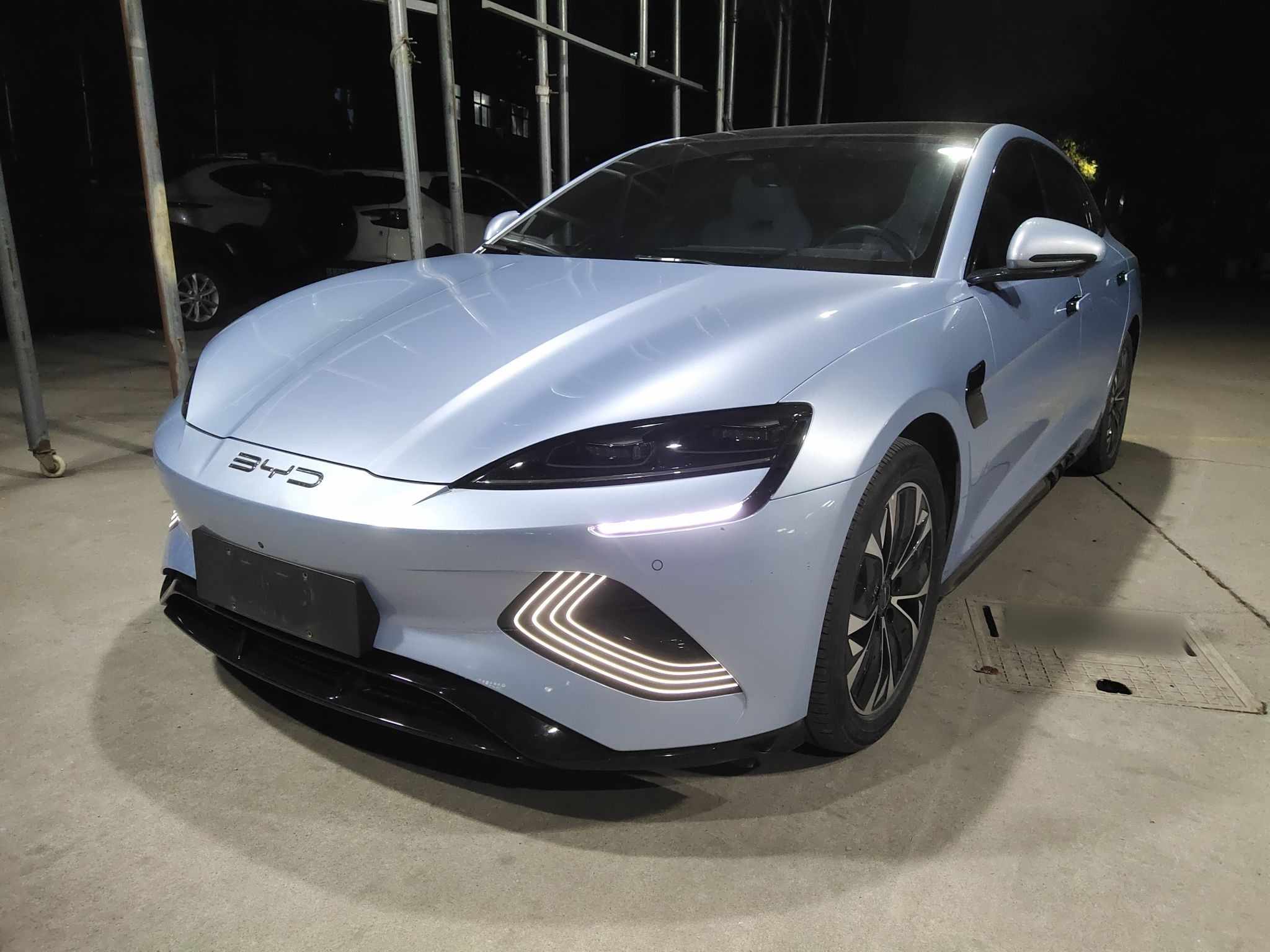 تحت مقدمة السيارة