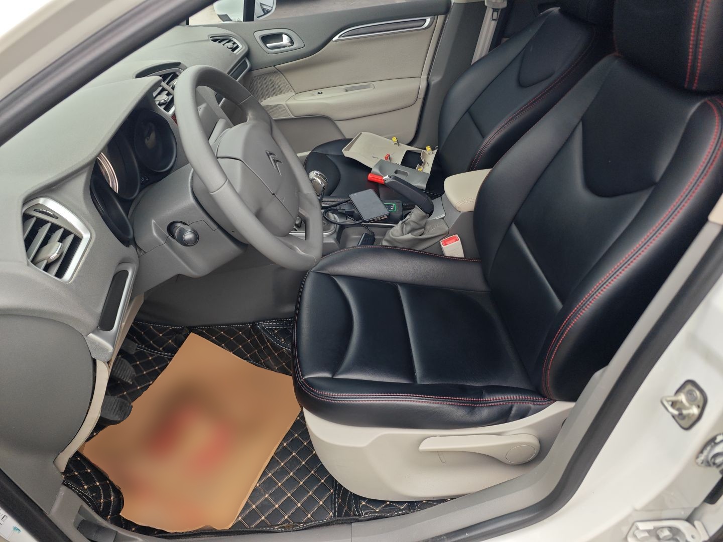 Переднее сиденье в автомобиле