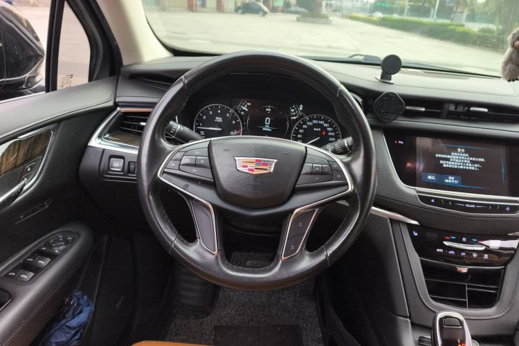 Used Cadillac XT5 2018 25T Luxury Model Steering Wheel