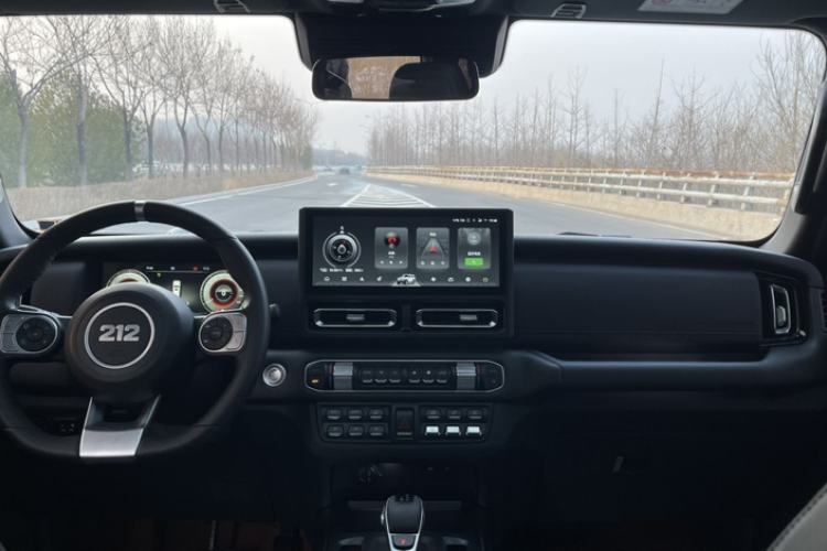 Used 212 T01 2024 2.0T Explorer
