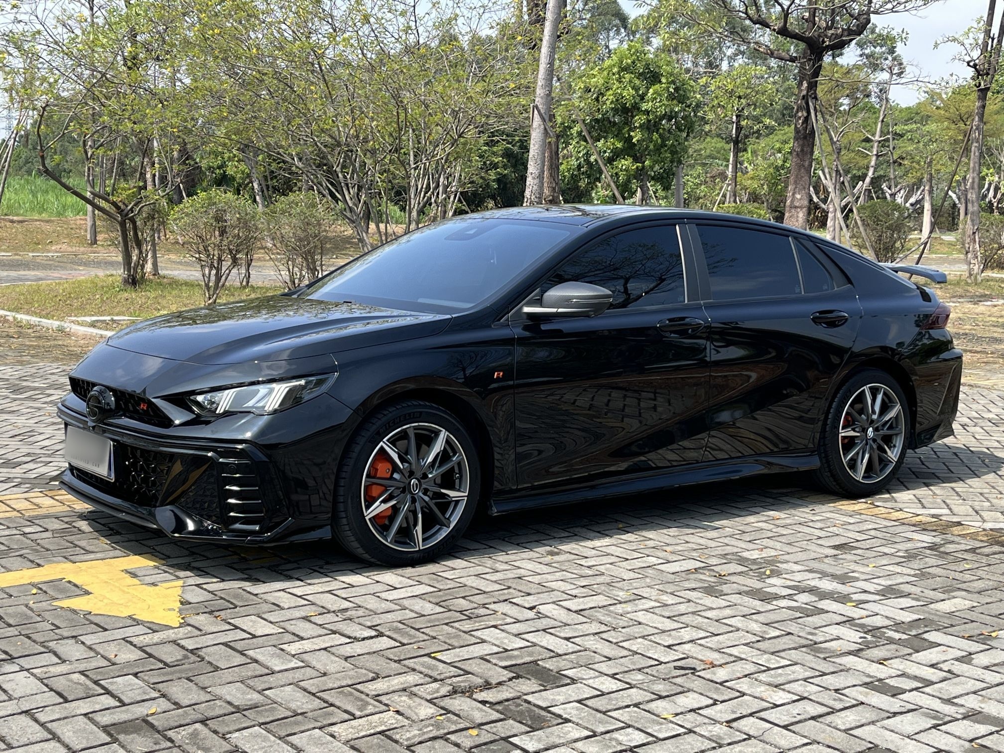 Под передней частью автомобиля