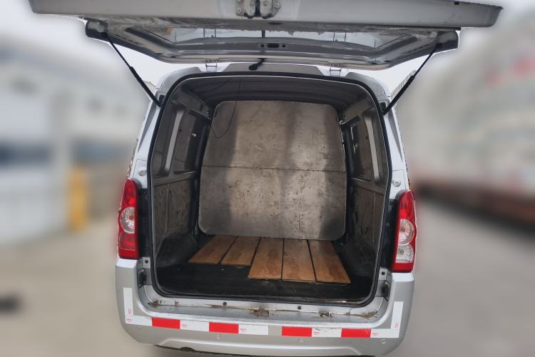 Used Wuling Rongguang EV 2022 Base Model Enclosed-Window Vehicle with 5 Seats Powered by Penghui Battery