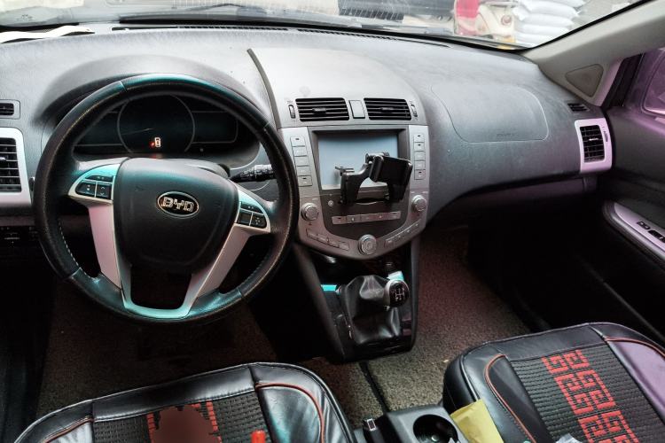 Used BYD S6 2014 2.0L Manual Luxury 5-Seater Center Console