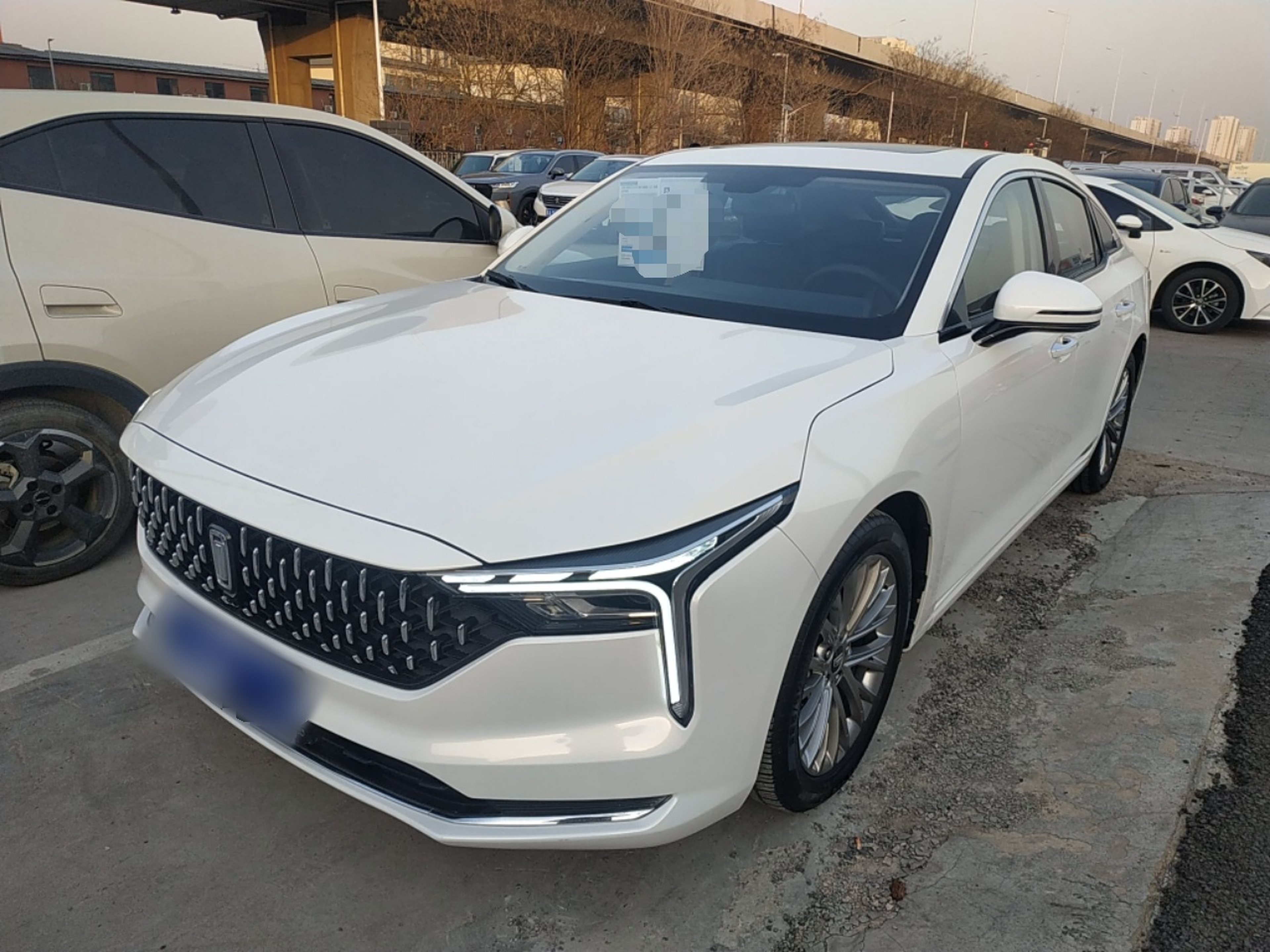 تحت مقدمة السيارة