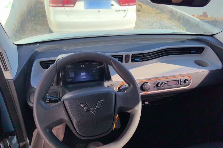 Used Wuling Hongguang MINIEV 2021 Macaron Sandwich Model 120 km Lithium Iron Phosphate Center Console