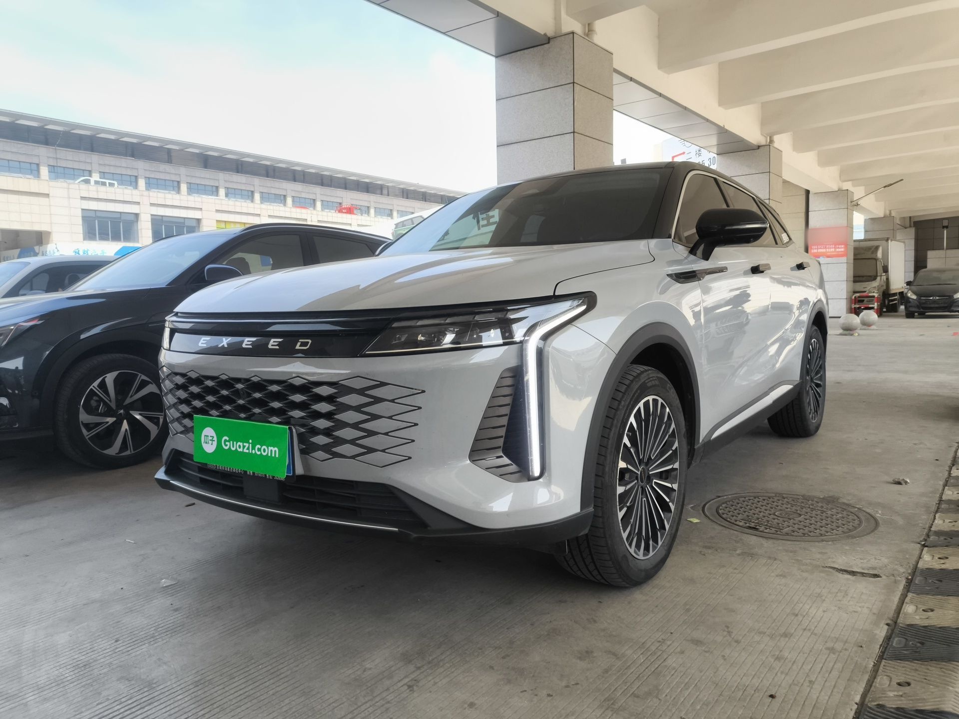 Под передней частью автомобиля