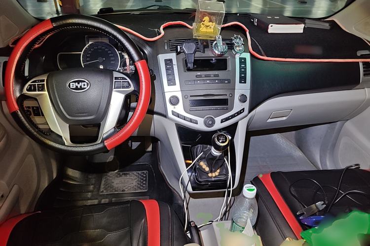 Used BYD S6 2014 1.5TI Manual Luxury 5-Seater Center Console