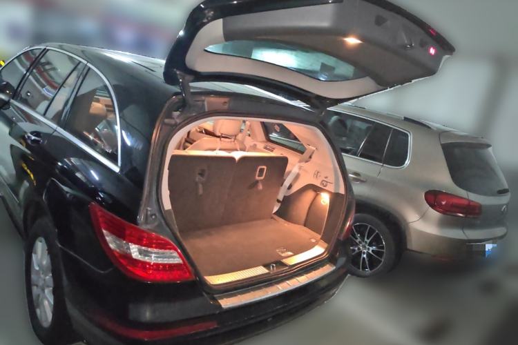 Used Mercedes-Benz R-Class 2010 R 350 L 4MATIC Trunk