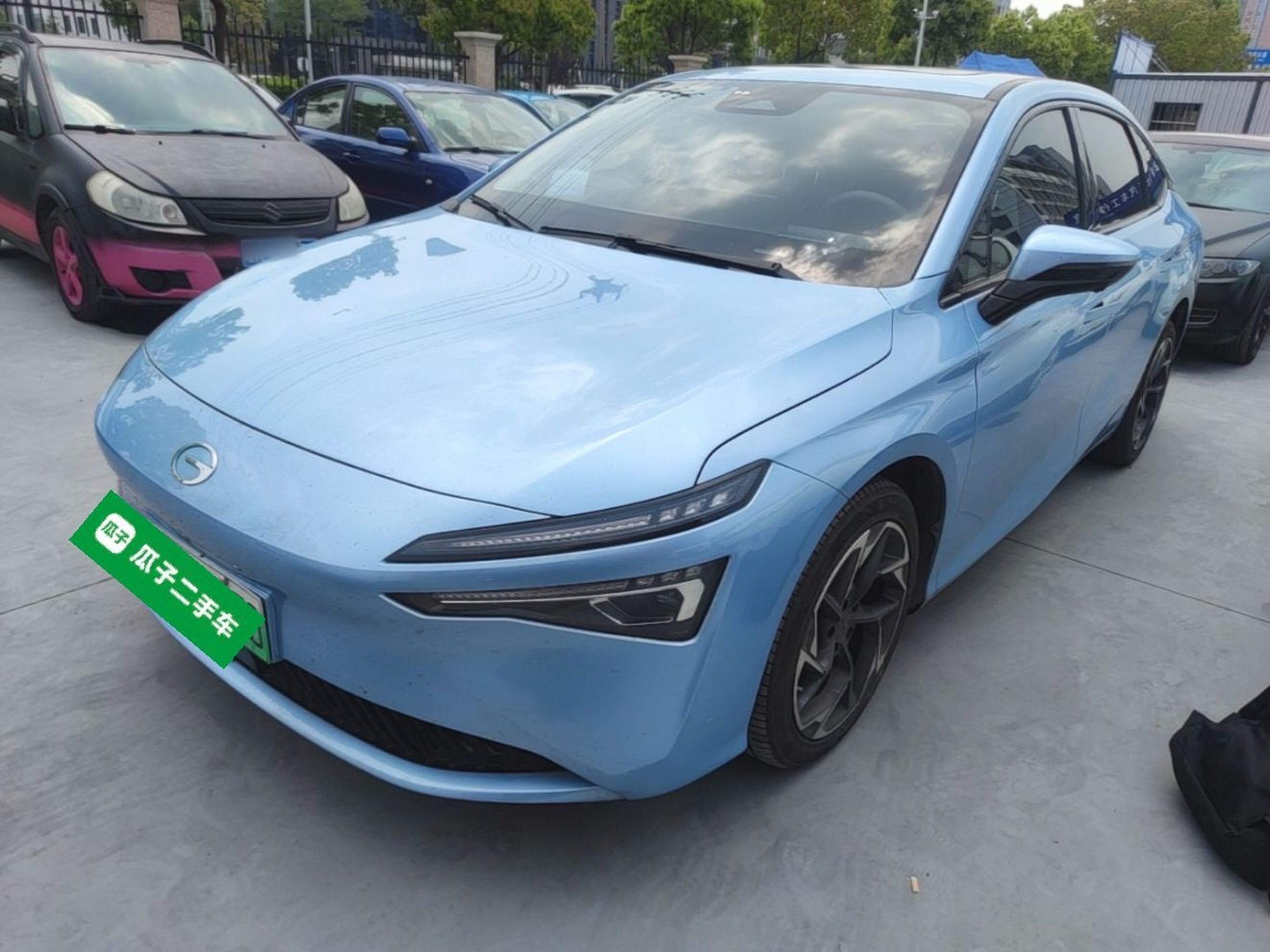 Под передней частью автомобиля