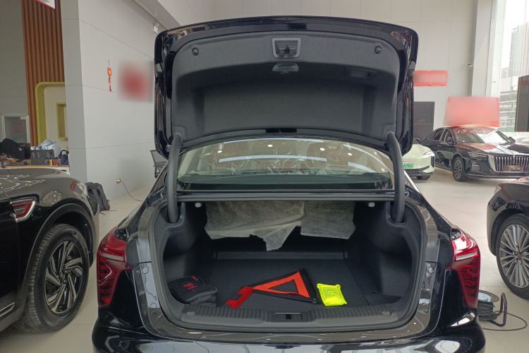 Used Hongqi H5 2025 2.0T Automatic Flag Edition – 500 000 Units Commemorative Version