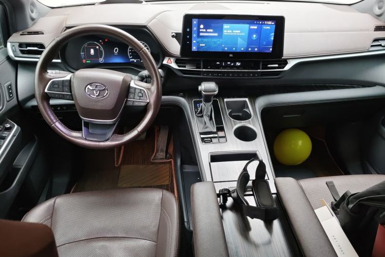 Used Toyota SIENNA 2021 2.5L Hybrid Platinum Edition Center Console