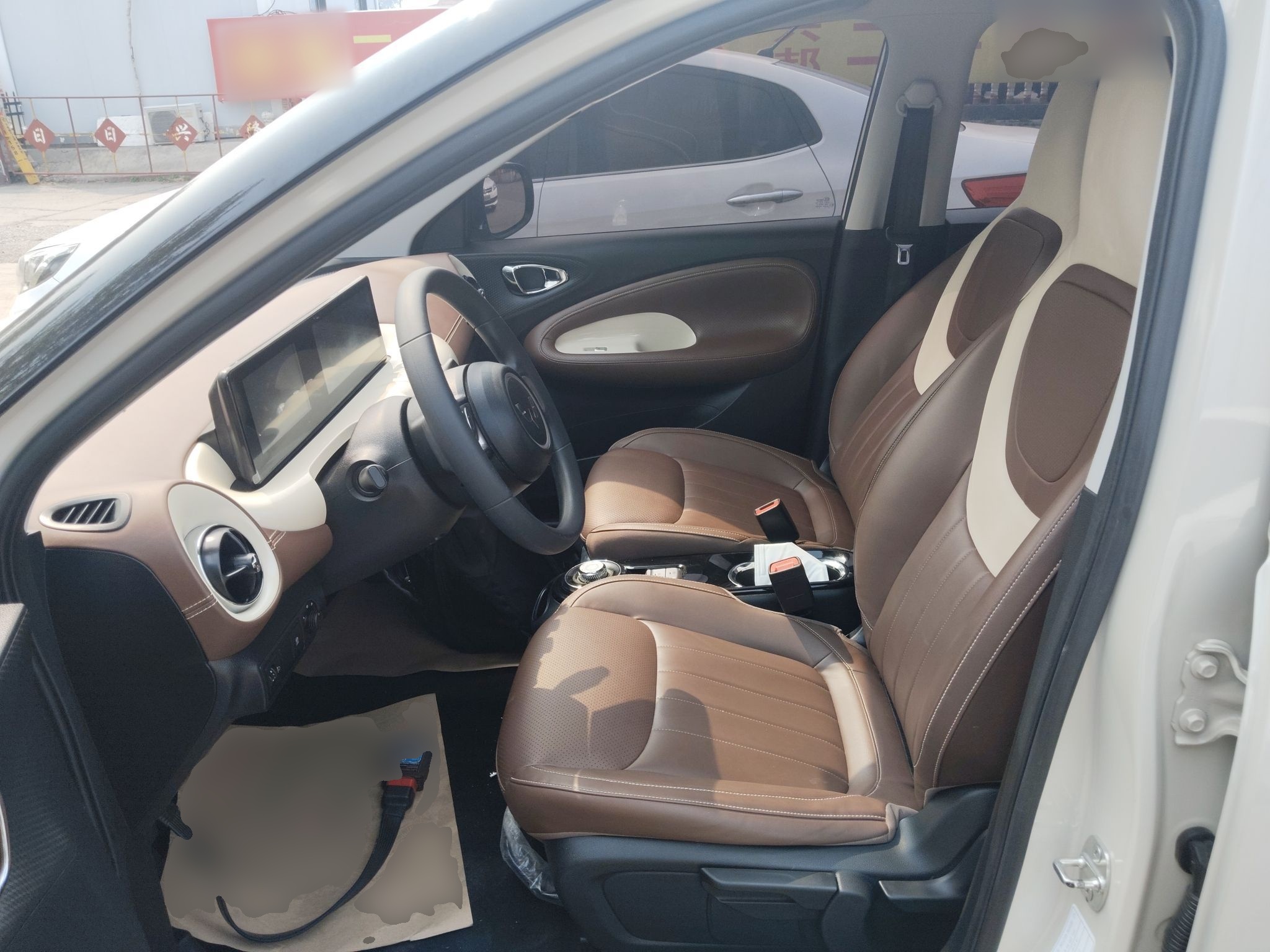 المقاعد الأمامية داخل السيارة