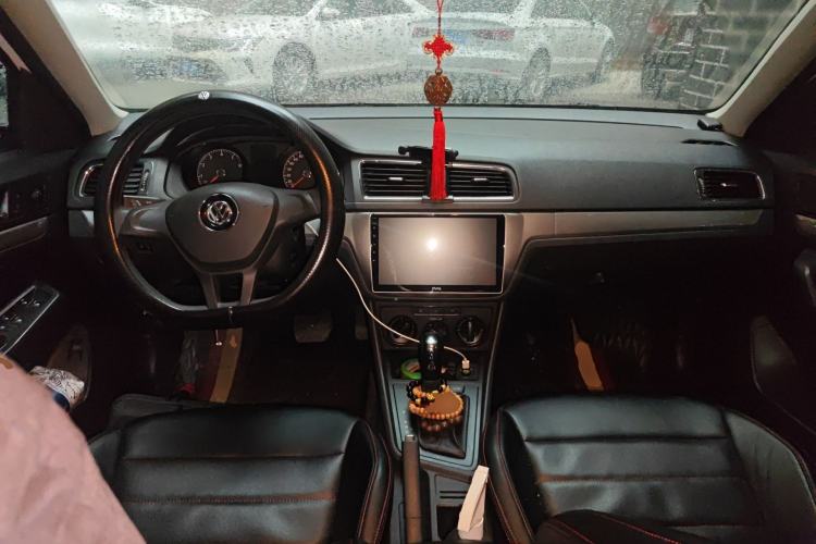 Used Volkswagen Lavida 2017 1.6L Automatic Fashion Edition Center Console