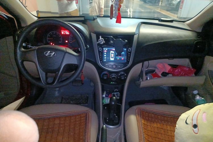 Used Hyundai Verna (older generation) 2014 1.4L Automatic Smart GLS Center Console