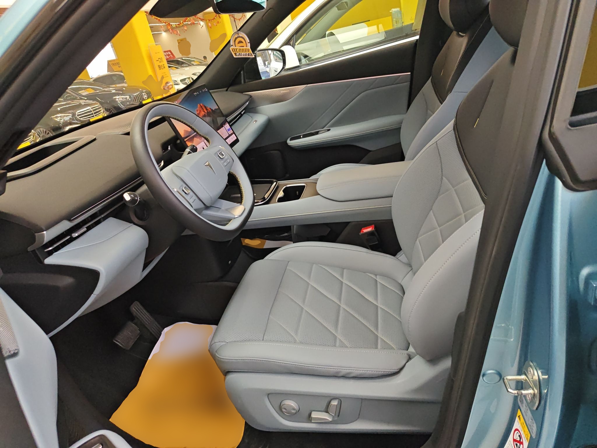 المقاعد الأمامية داخل السيارة