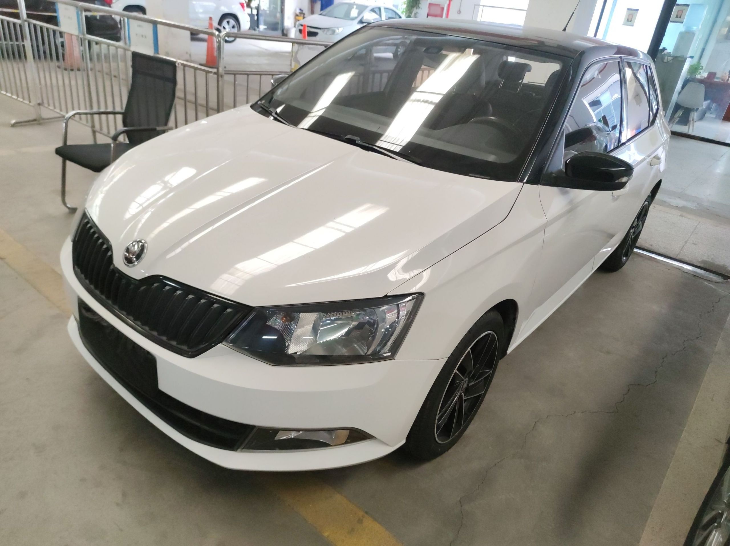 تحت مقدمة السيارة