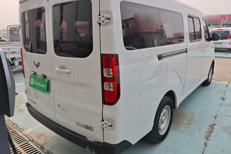 Used Wuling Yangguang 2024 300km Comfort-Grade Passenger Van 60kW