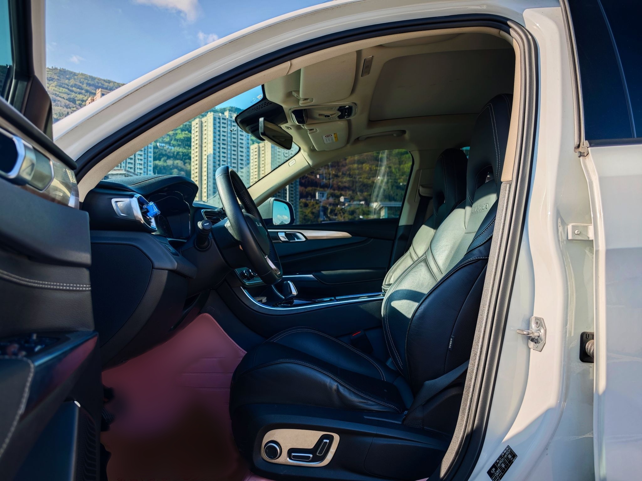 المقاعد الأمامية داخل السيارة