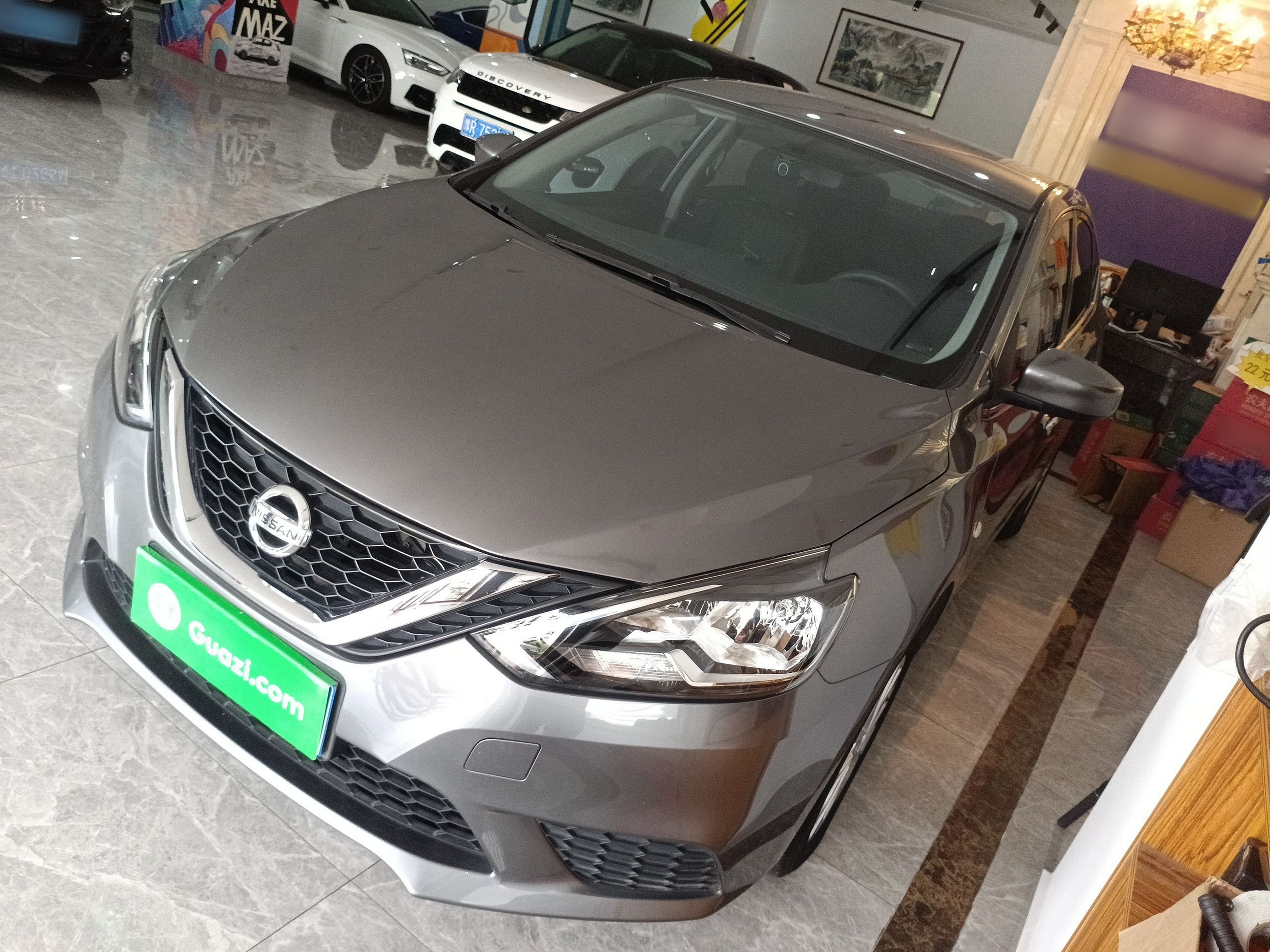 تحت مقدمة السيارة