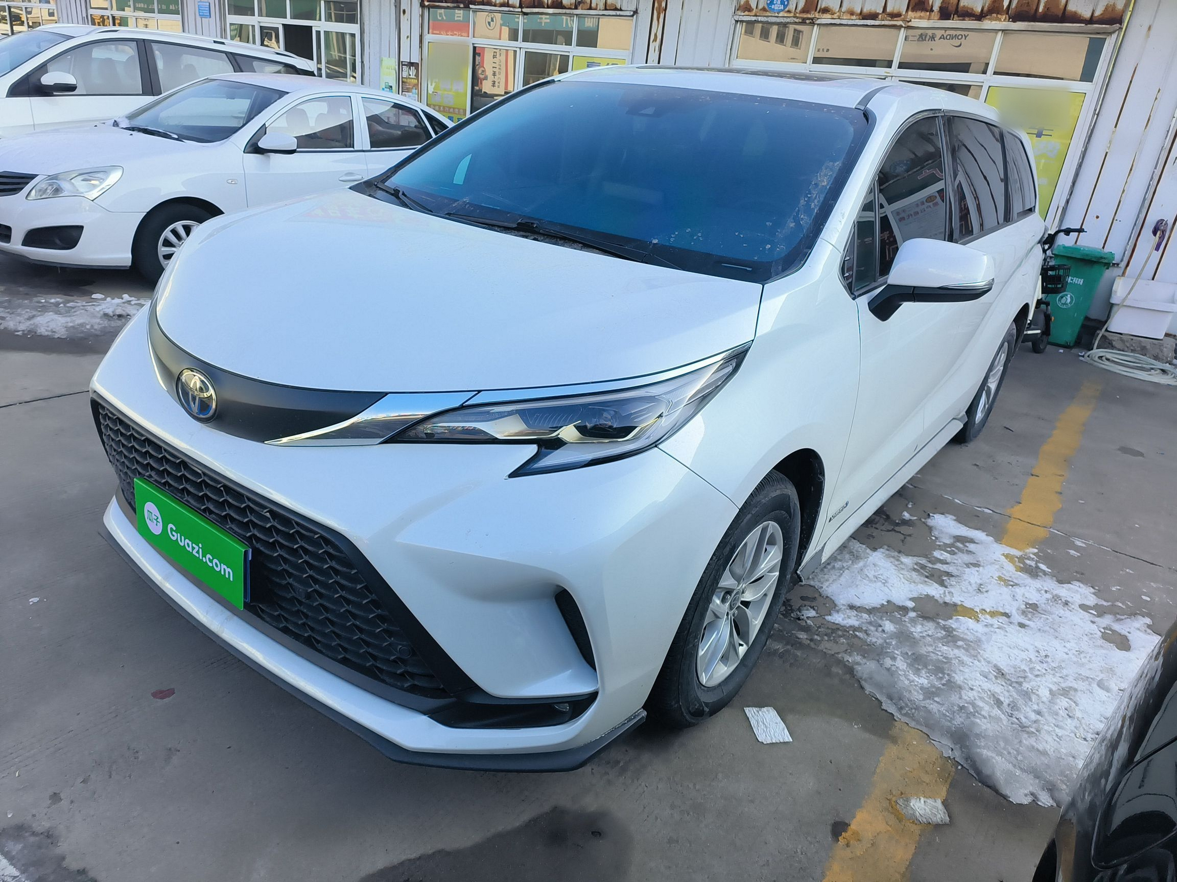 تحت مقدمة السيارة