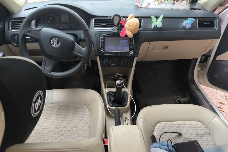 Used Skoda Rapid 2013 1.6L Manual Smart Selection Model Center Console