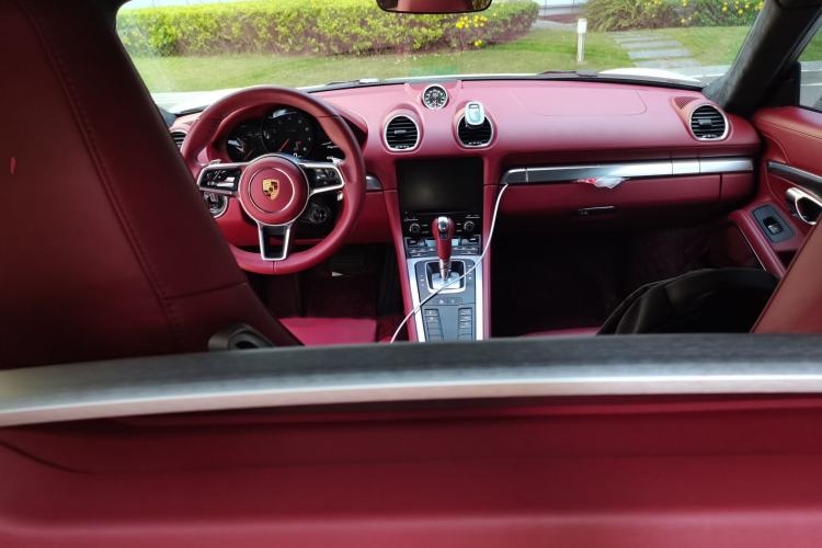 Used Porsche 718 2020 Cayman 2.0T Interior 2