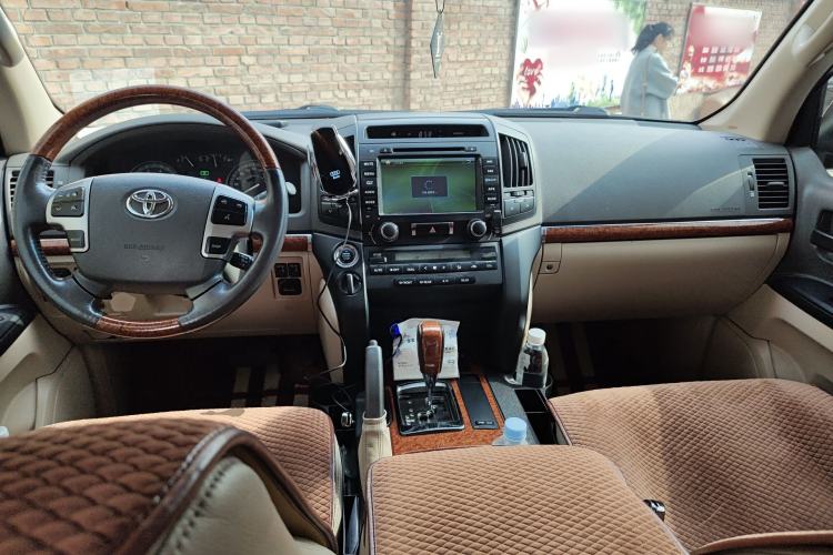 Used Toyota Land Cruiser 2015 4.0L V6 Middle East Limited Edition Center Console