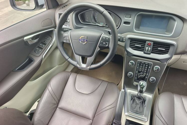 Used Volvo V40 2015 1.6T Zhiyi Edition
