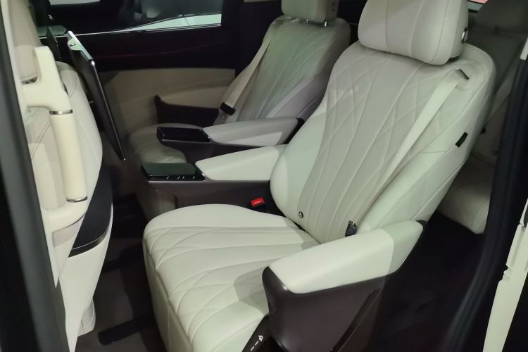 Used Denza D9 2025 DM-i Intelligent Drive 1020 Four-Wheel Drive Flagship Model
