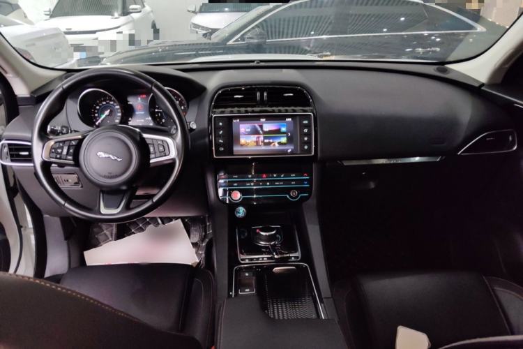 Used Jaguar F-PACE 2018 2.0T Four-Wheel Drive Urban Luxury Edition Center Console
