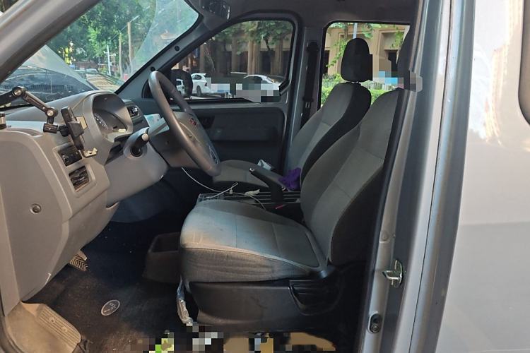 Used Wuling Yangguang 2024 300km Comfort-Grade Passenger Van 60kW