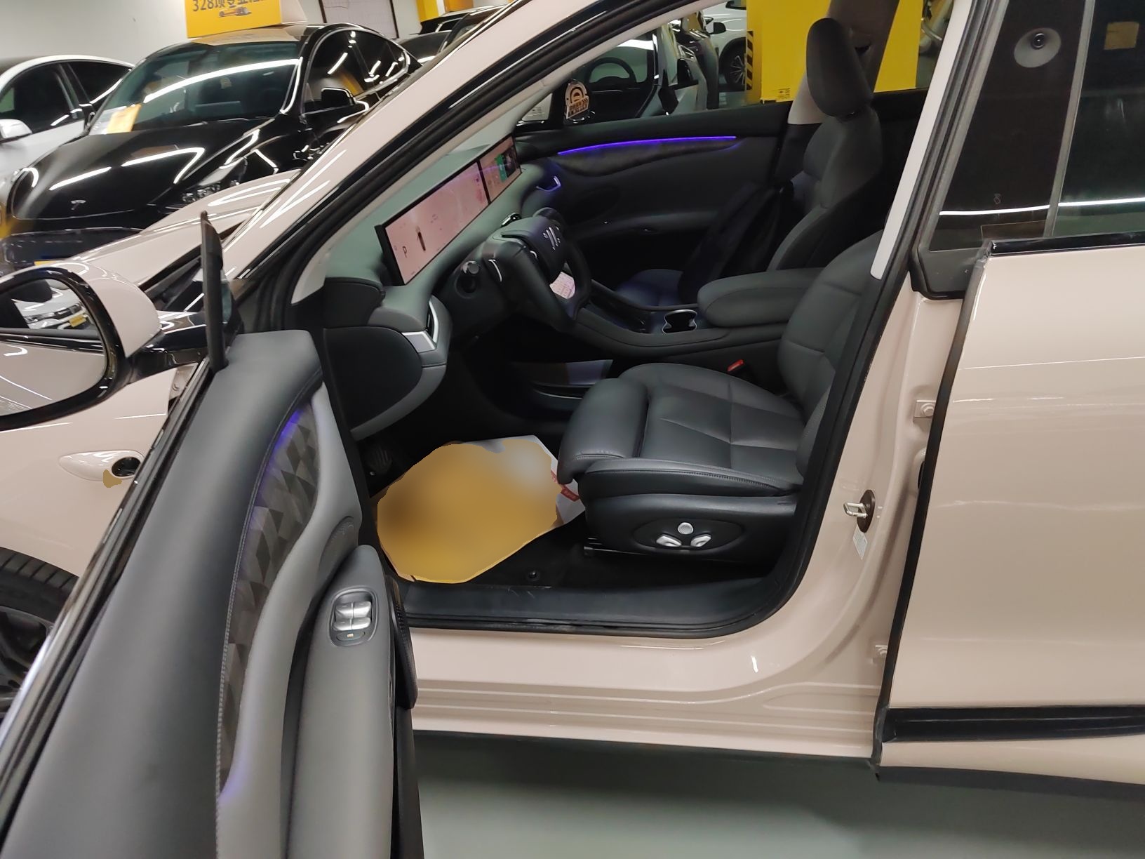 المقاعد الأمامية داخل السيارة