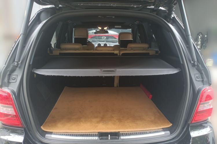 Used Mercedes-Benz M-Class 2010 ML 500 4MATIC Trunk