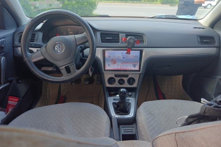 Used Volkswagen Lavida 2013 Revised Classic 1.6L Manual Fashion Edition Center Console