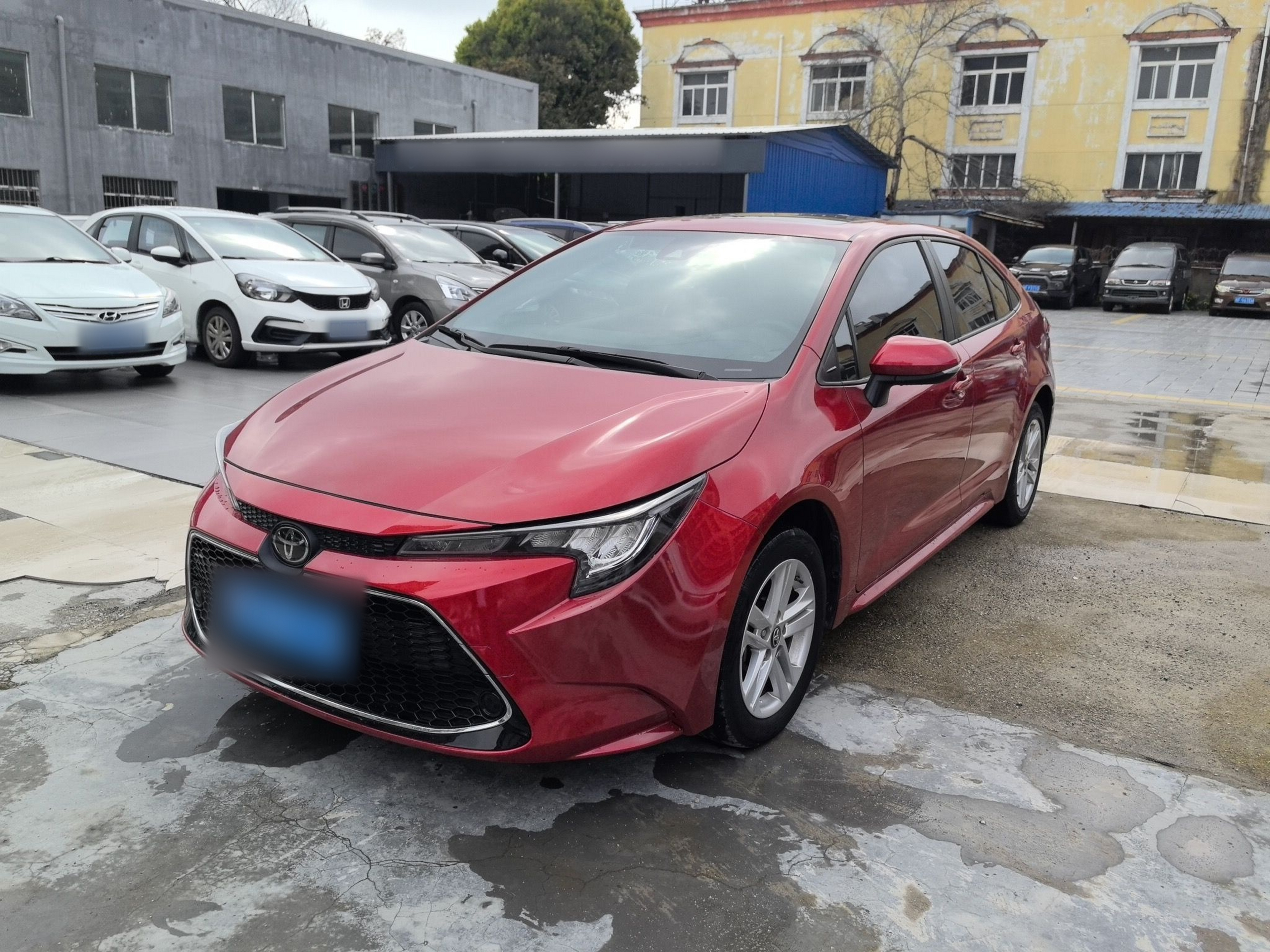 تحت مقدمة السيارة