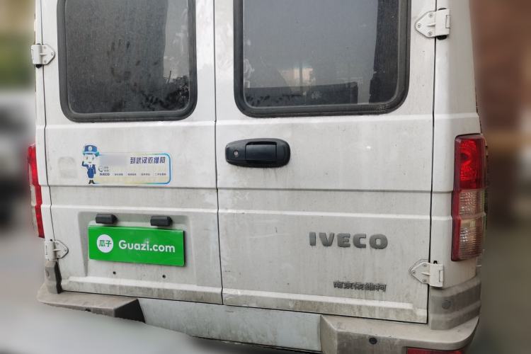 Used Iveco Daily 2021 2.5T A35 M1 Passenger Van 5-9 Seater Short Wheelbase Mid-Roof Design Dual Tires Side Sliding Door
