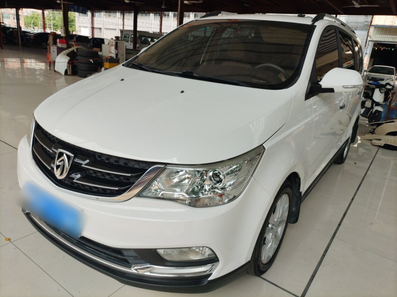 تحت مقدمة السيارة