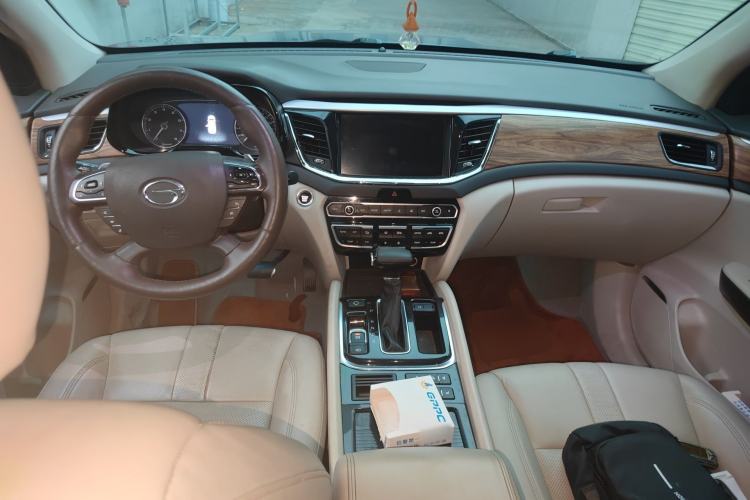 Used GAC Trumpchi GS8 2017 320T Two-Wheel Drive Luxury Smart Connectivity Version (7 Seats) Center Console