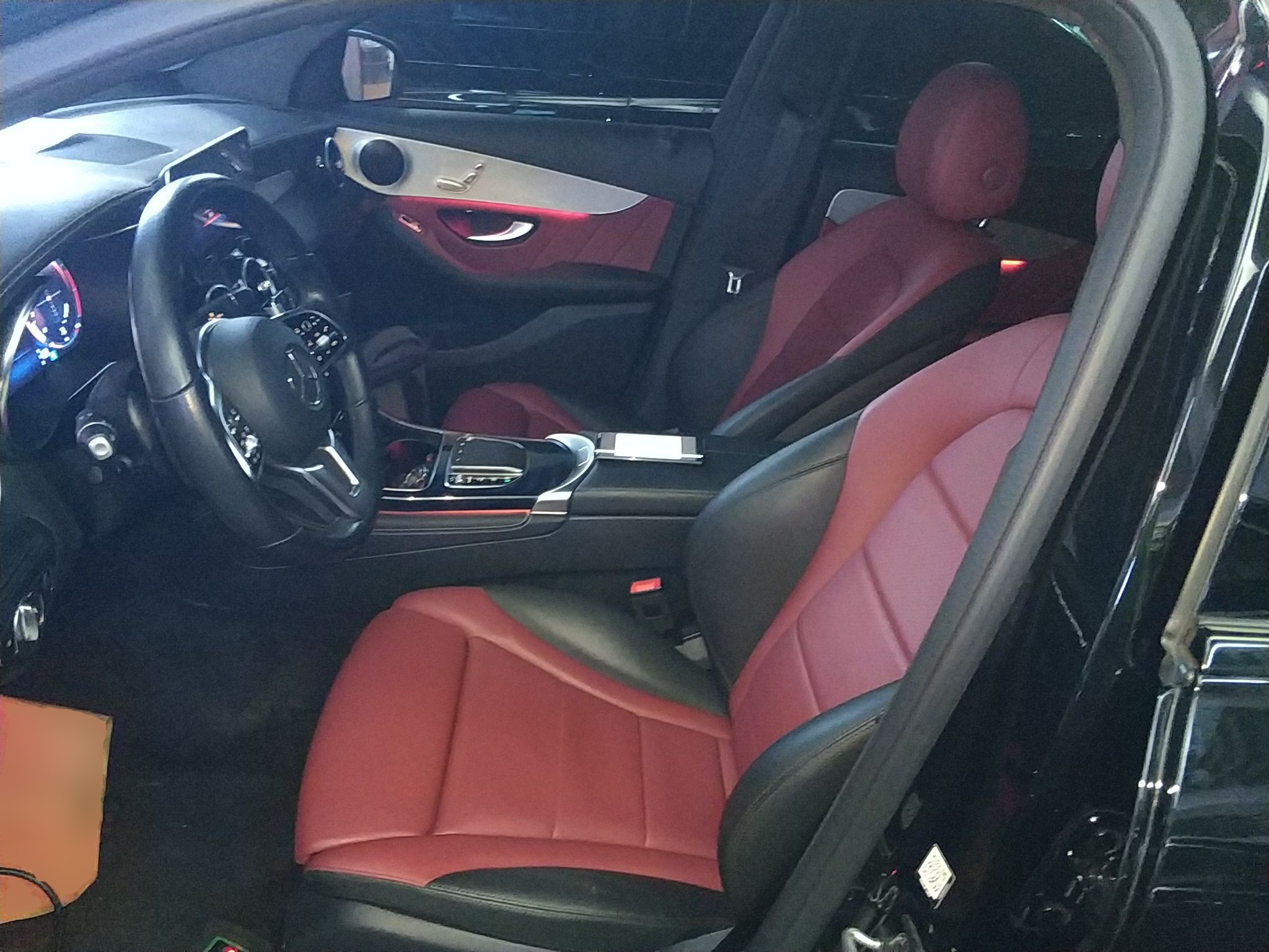 المقاعد الأمامية داخل السيارة