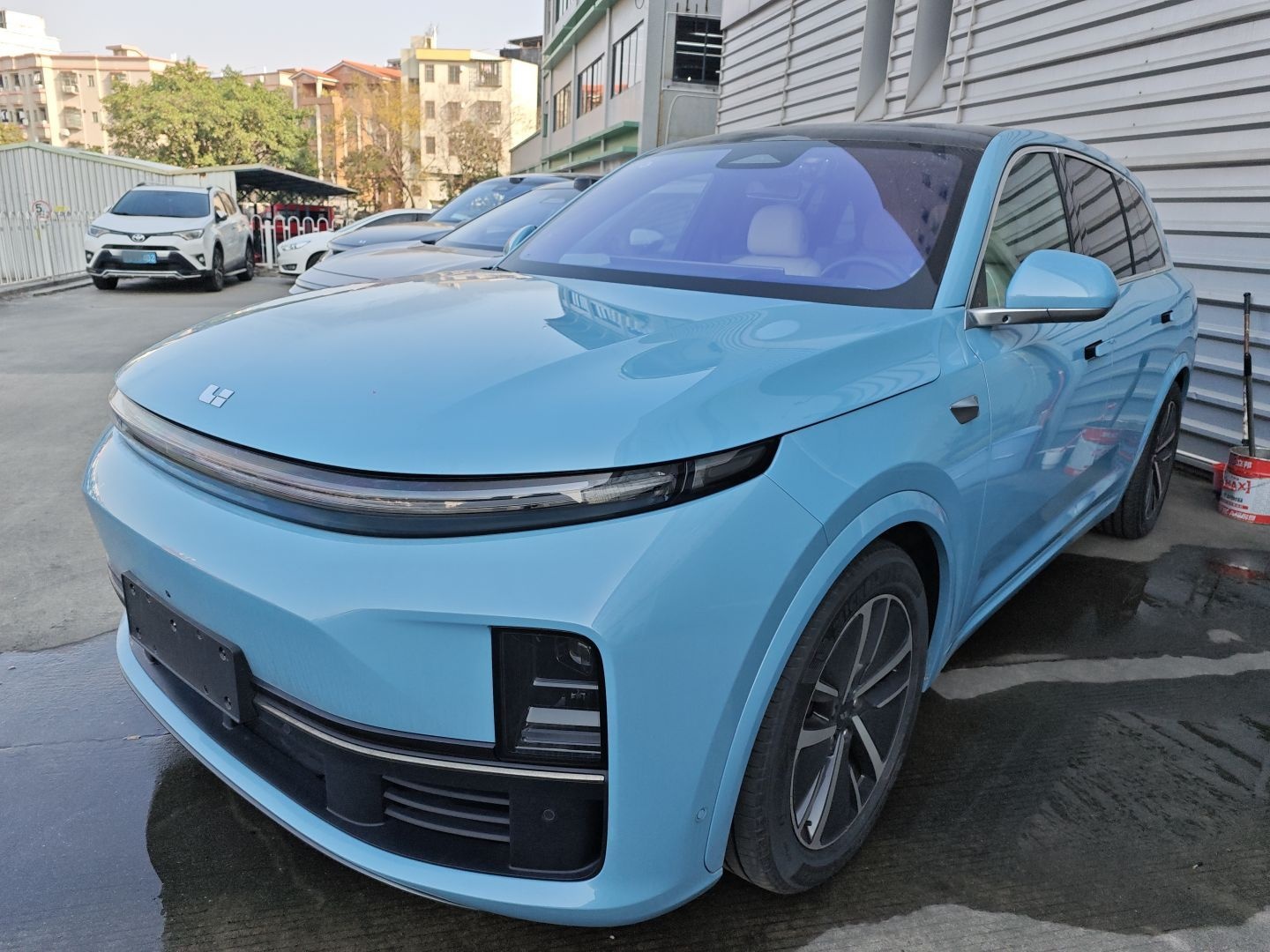 Под передней частью автомобиля