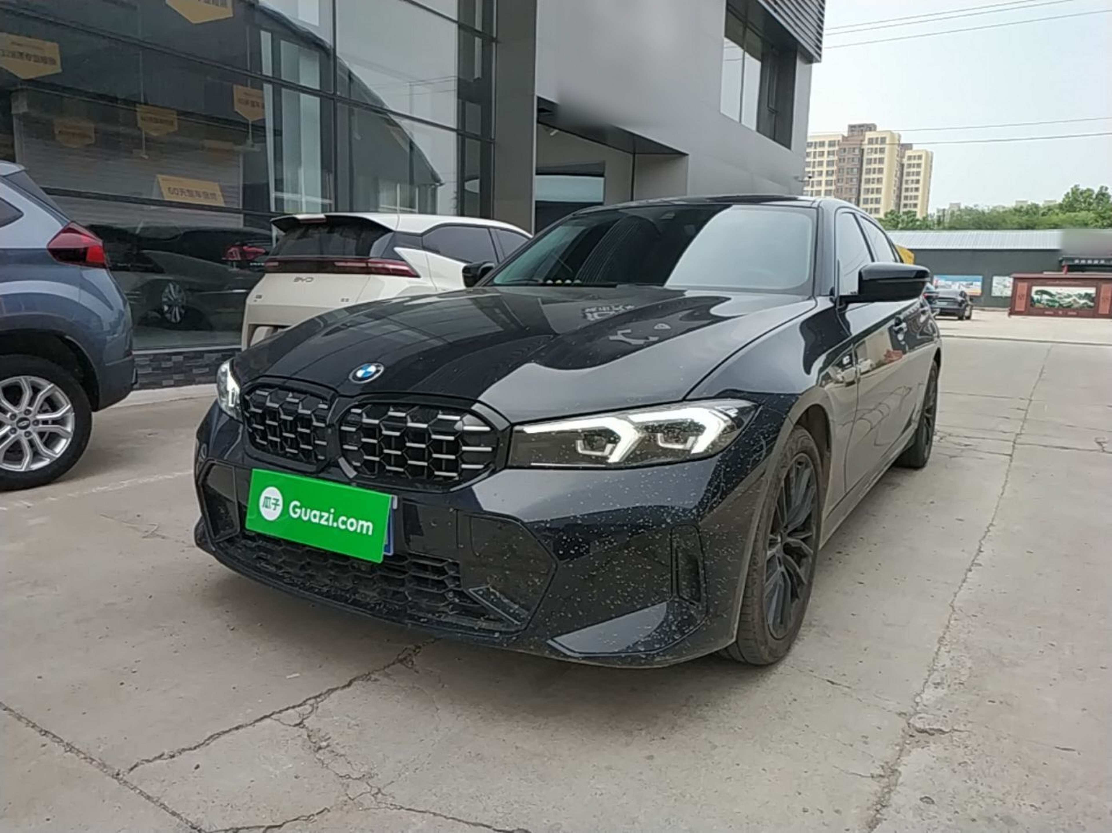 Под передней частью автомобиля