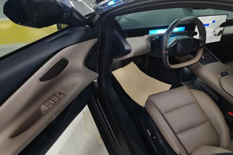 Used Lynk & Co Z10 2025 95 kWh 766 km Range Rear-Wheel Drive Max Driver Seat