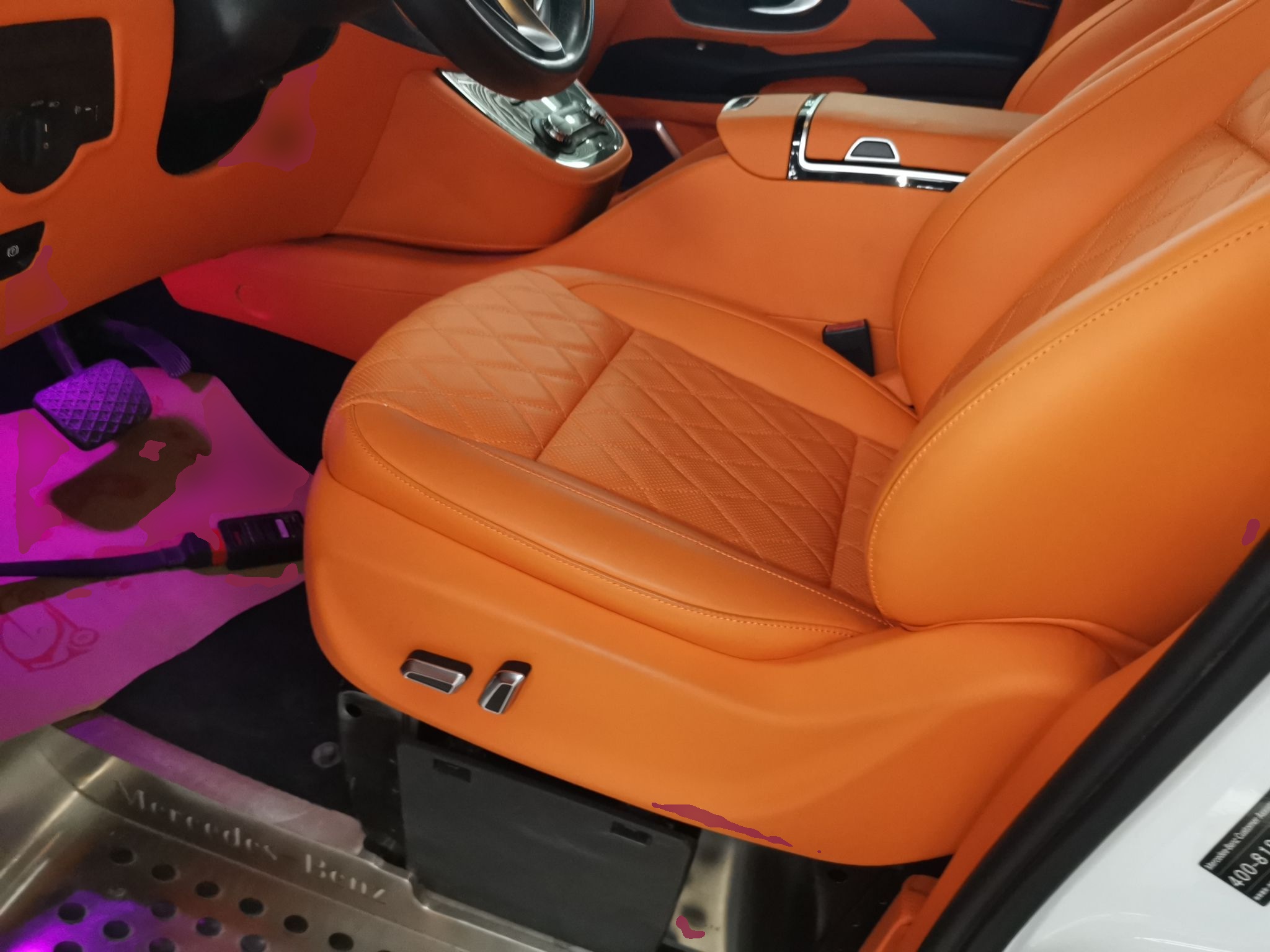 المقاعد الأمامية داخل السيارة