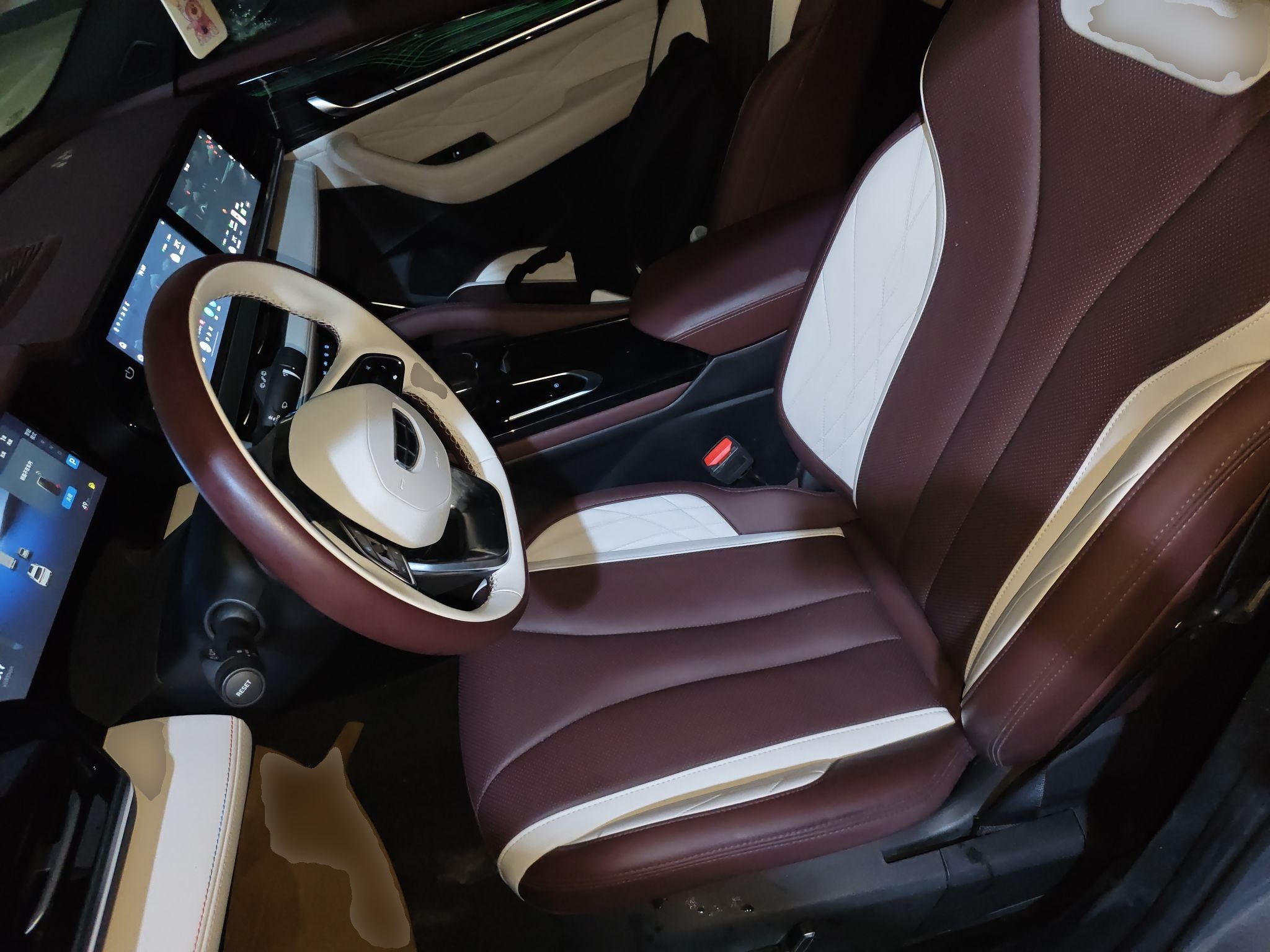 المقاعد الأمامية داخل السيارة