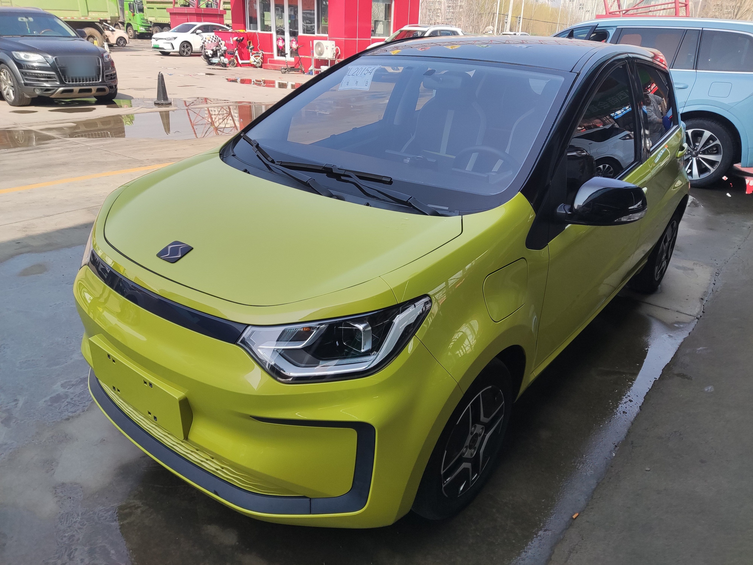 تحت مقدمة السيارة